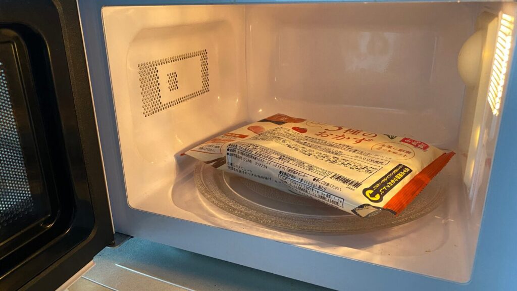 冷凍弁当を電子レンジ調理している