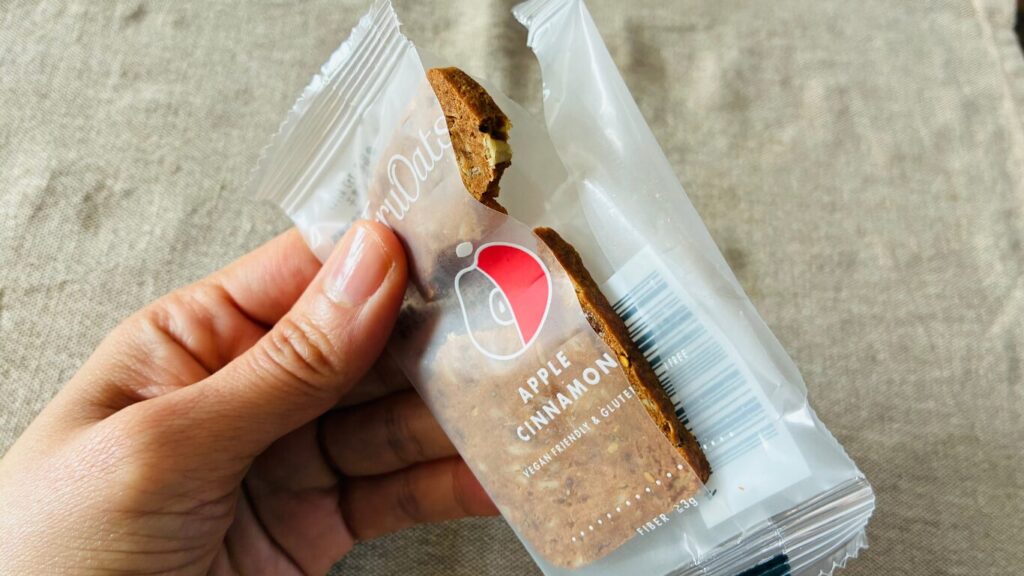 フルオーツの個包装を開けている様子