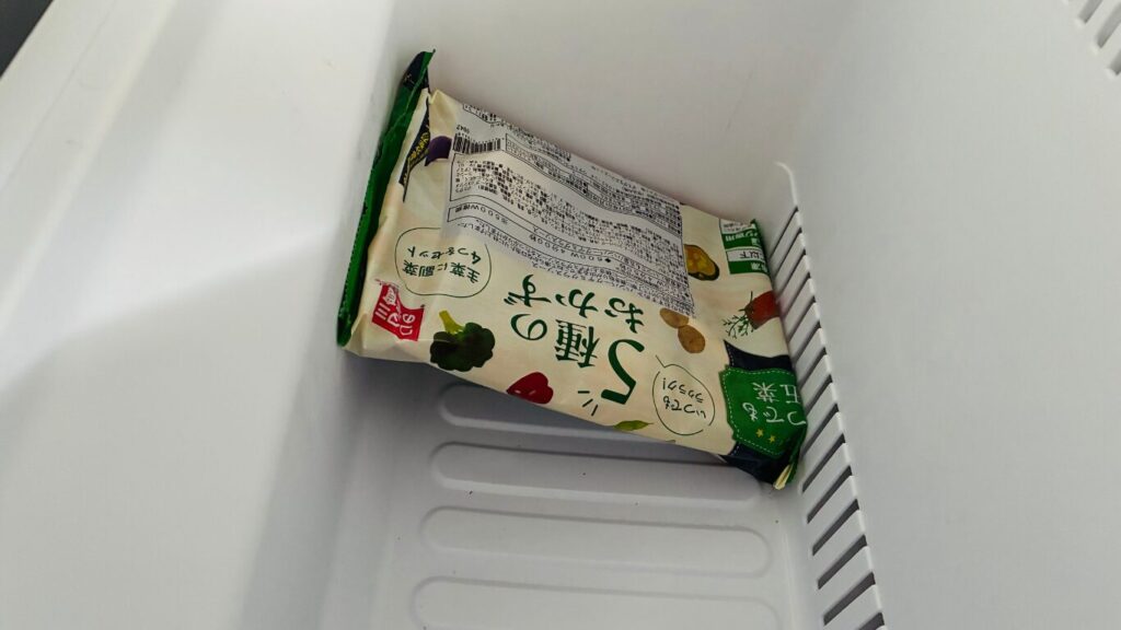 ワタミの宅食ダイレクトいつでも五菜のパッケージが引っかかっている様子