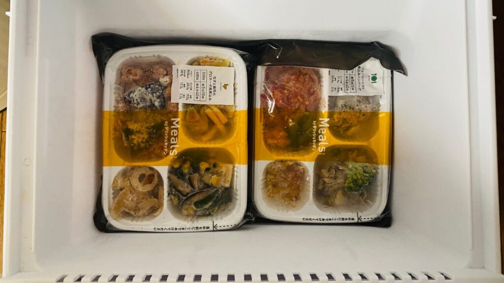 ミールズを並べて冷凍庫に納めた様子