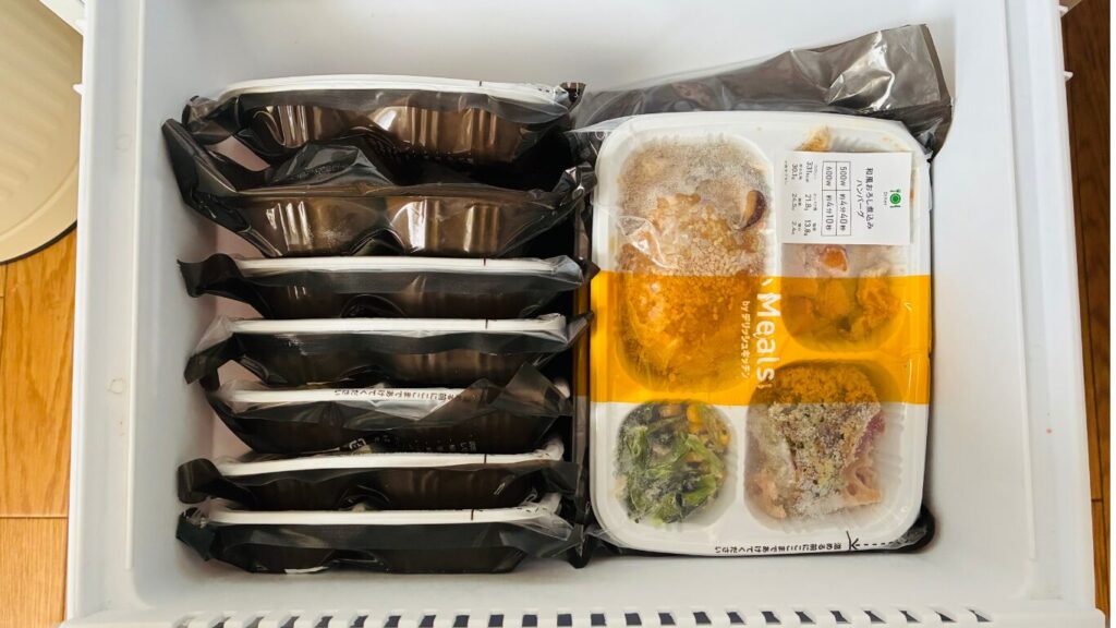 ミールズを冷凍庫に縦横置きで詰め込んだ様子