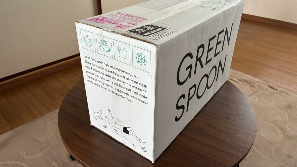 グリーンスプーンのデリ弁当が届いた段ボールの梱包の様子