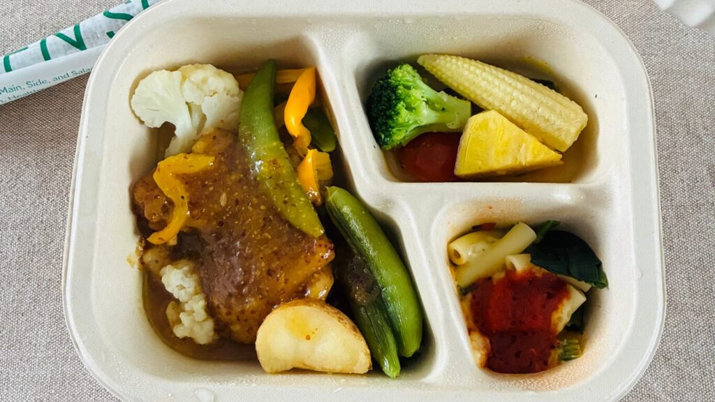 グリーンスプーンのデリ弁当「特製ハニーマスタードチキン」の盛り付け