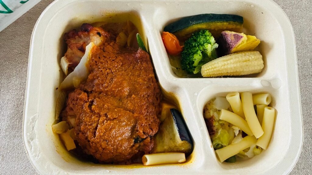 グリーンスプーンのデリ弁当「飴色たまねぎの甘口トマトチキンカレー」の盛り付け