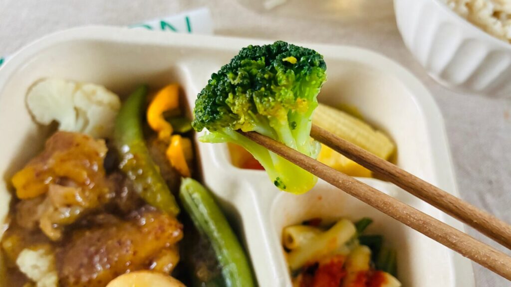色鮮やかな野菜と一緒に盛り付けられたグリーンスプーンのデリ弁当